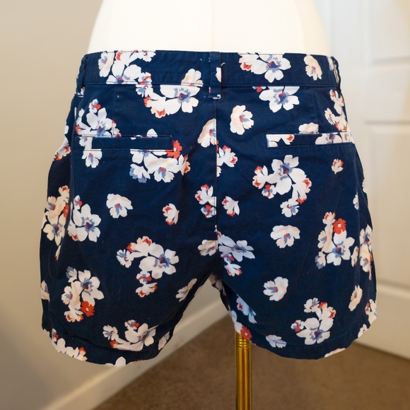 Amazon Essentials Women's 3.5" Inseam Chino Short - Picture 2 of 7